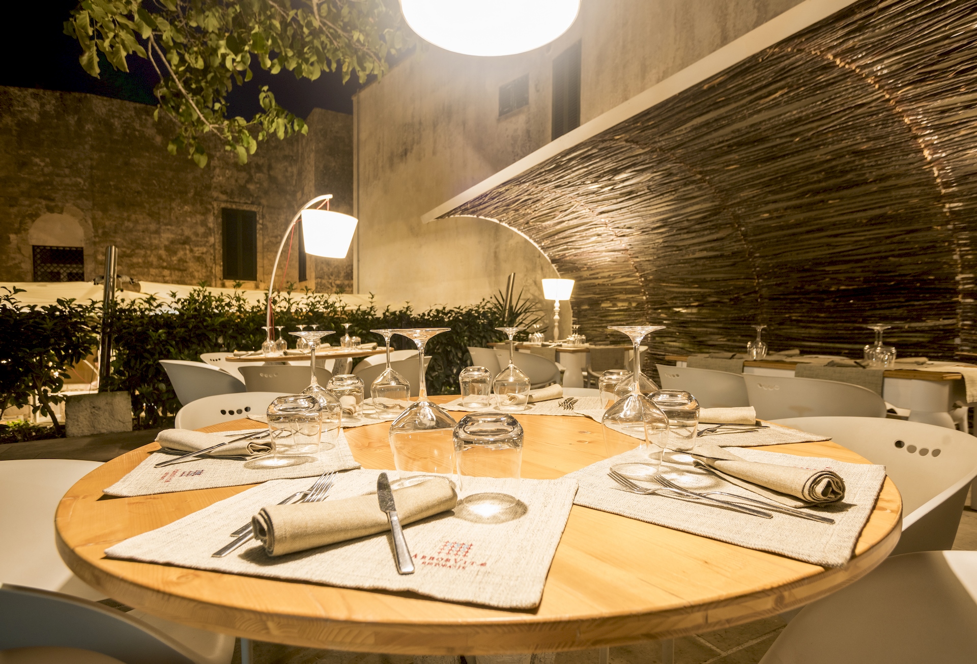 tavolo legno arborvitae ristorante lusso otranto realizzato da gruppo rodi 