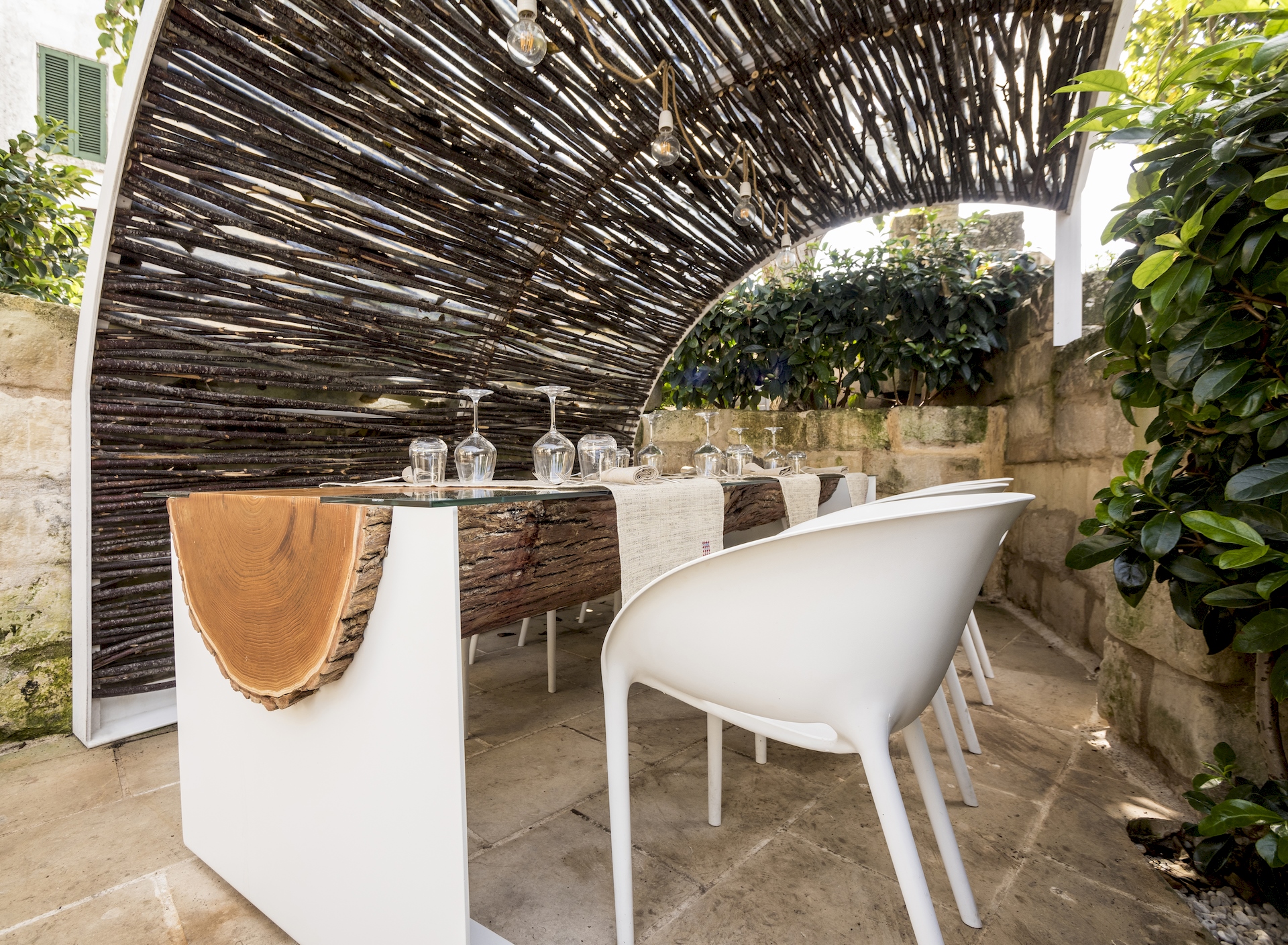 tronco secolare tavolo arborvitae ristorante lusso otranto realizzato da gruppo rodi 