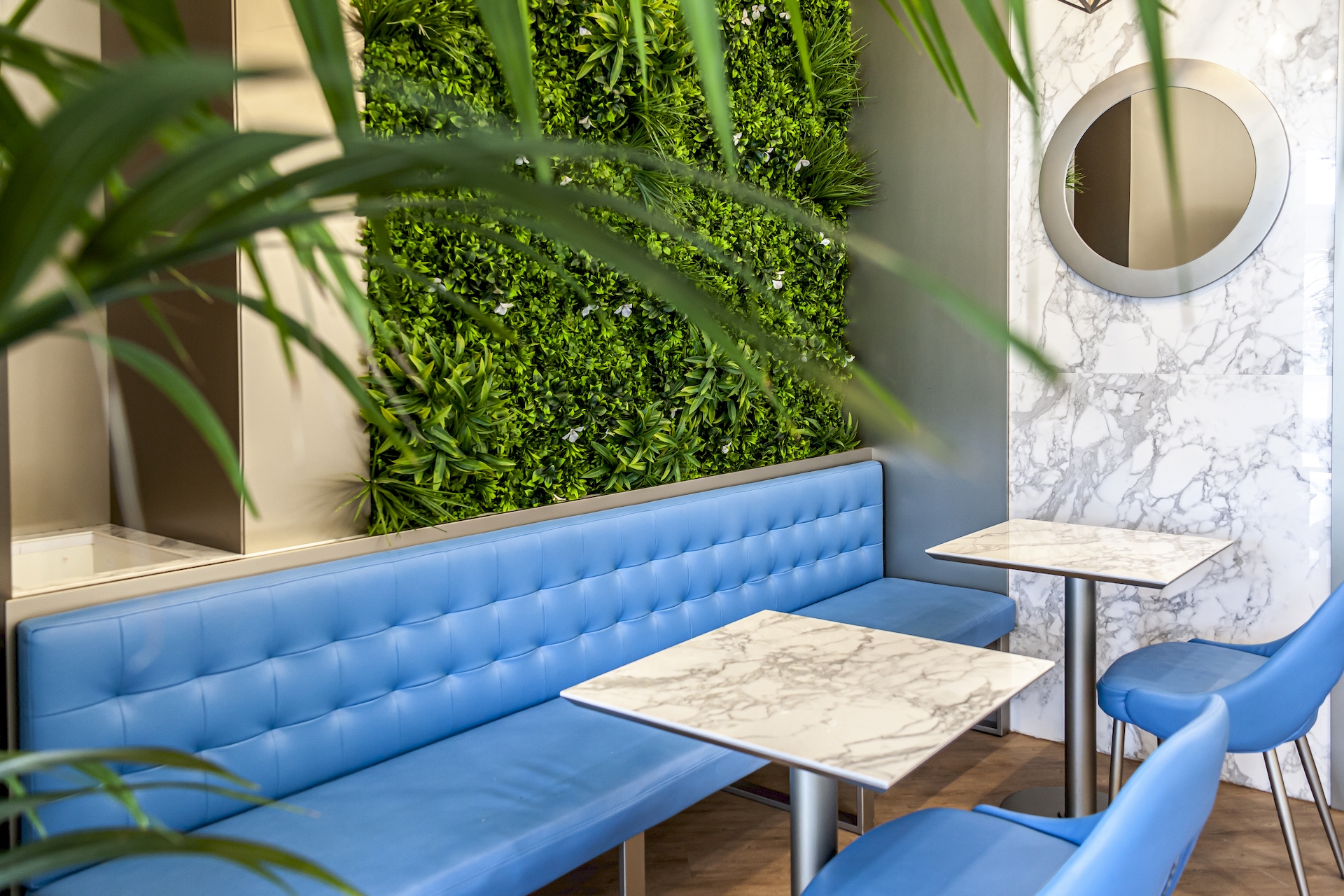 poltrone in pelle blu e tavoli del Bar Genius nel centro commerciale Le Colonne di Brindisi realizzato dal Gruppo Rodi