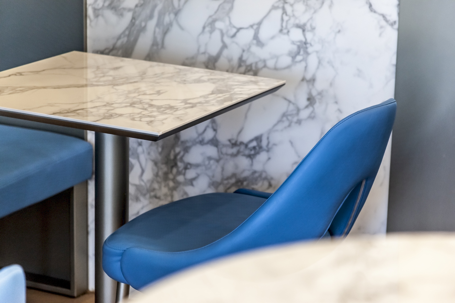sedie in pelle blu e tavoli del Bar Genius nel centro commerciale Le Colonne di Brindisi realizzato dal Gruppo Rodi