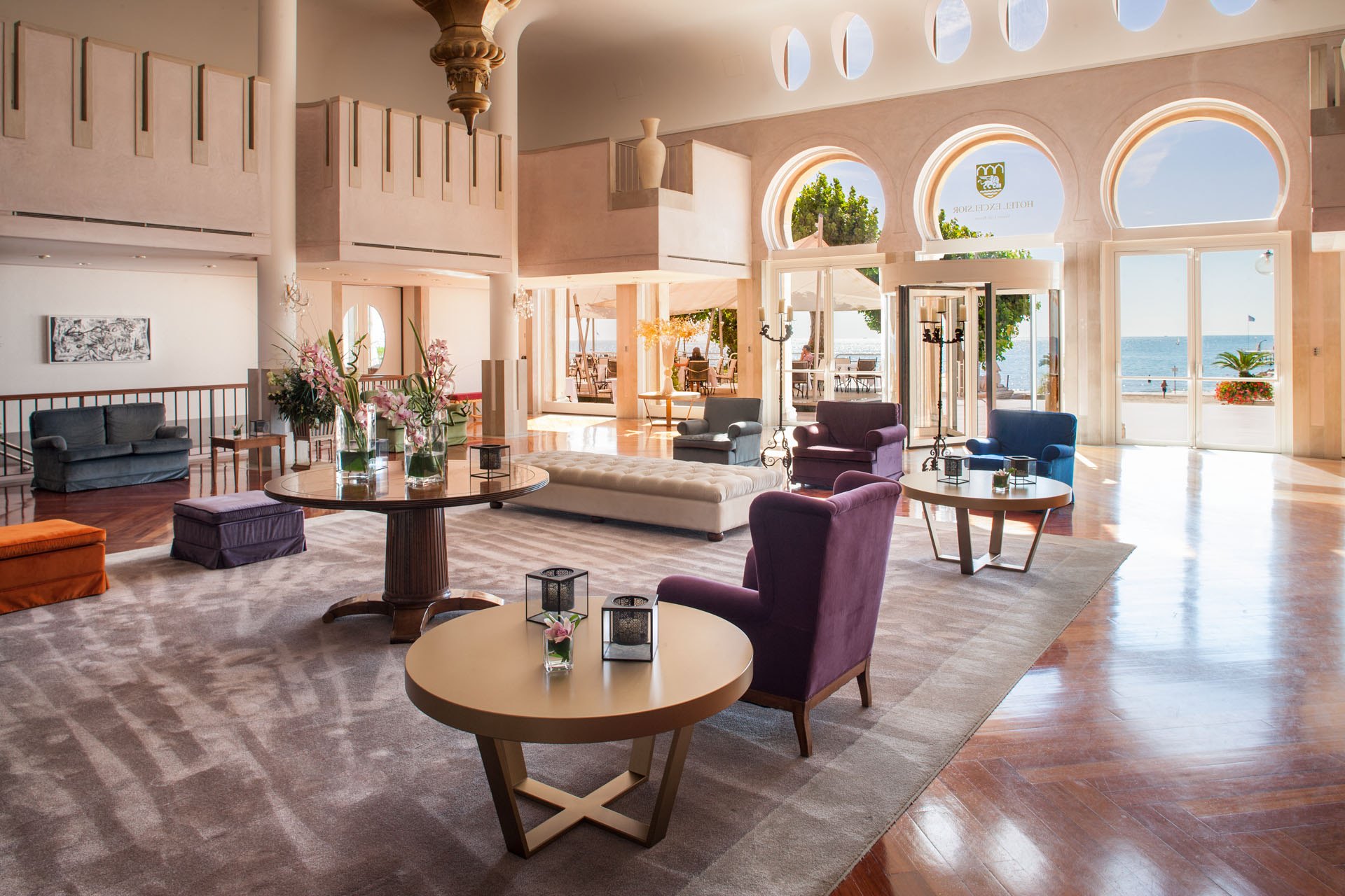 ingresso albergo arredo tavoli hotel excelsior venezia lido cinque stelle lusso resort arredi realizzati dal gruppo rodi 