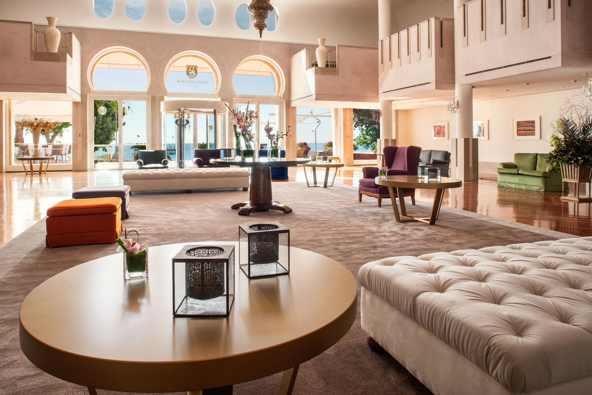 divano in pelle tavolo di design oggetti arredo ingressohotel excelsior venezia lido cinque stelle lusso resort arredi realizzati dal gruppo rodi 