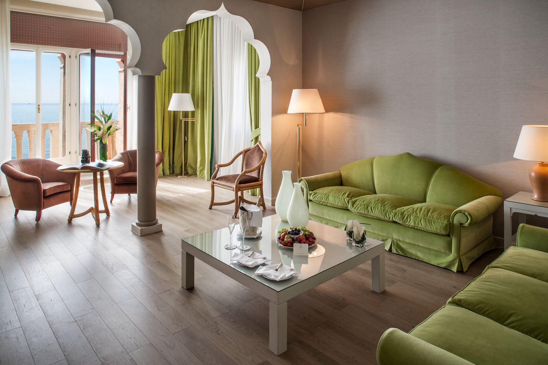 salotto divani pregiati tessuti camera albergo hotel excelsior venezia lido cinque stelle lusso resort arredi realizzati dal gruppo rodi 