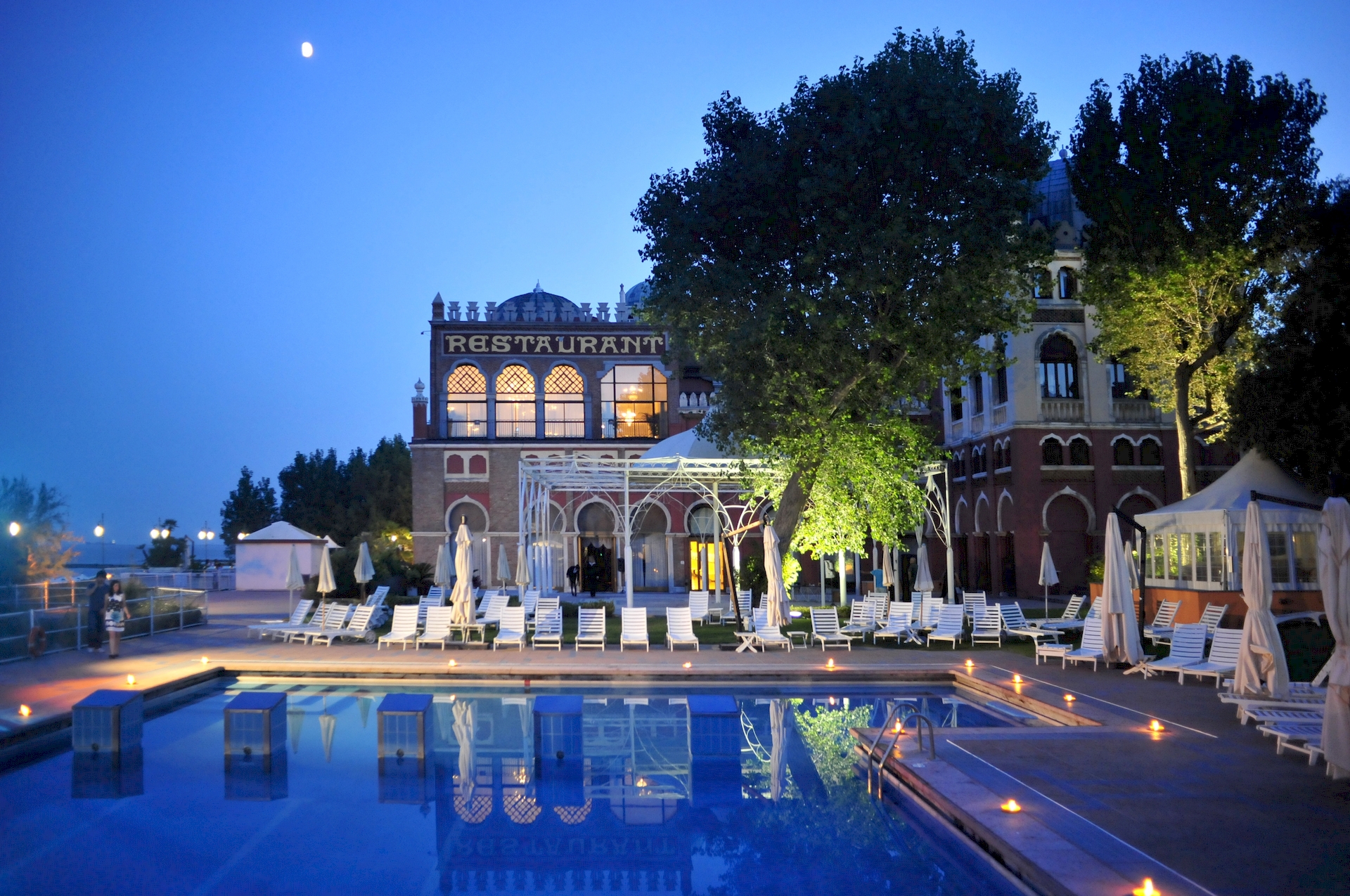 esterno piscina hotel excelsior venezia lido cinque stelle lusso resort arredi realizzati dal gruppo rodi 