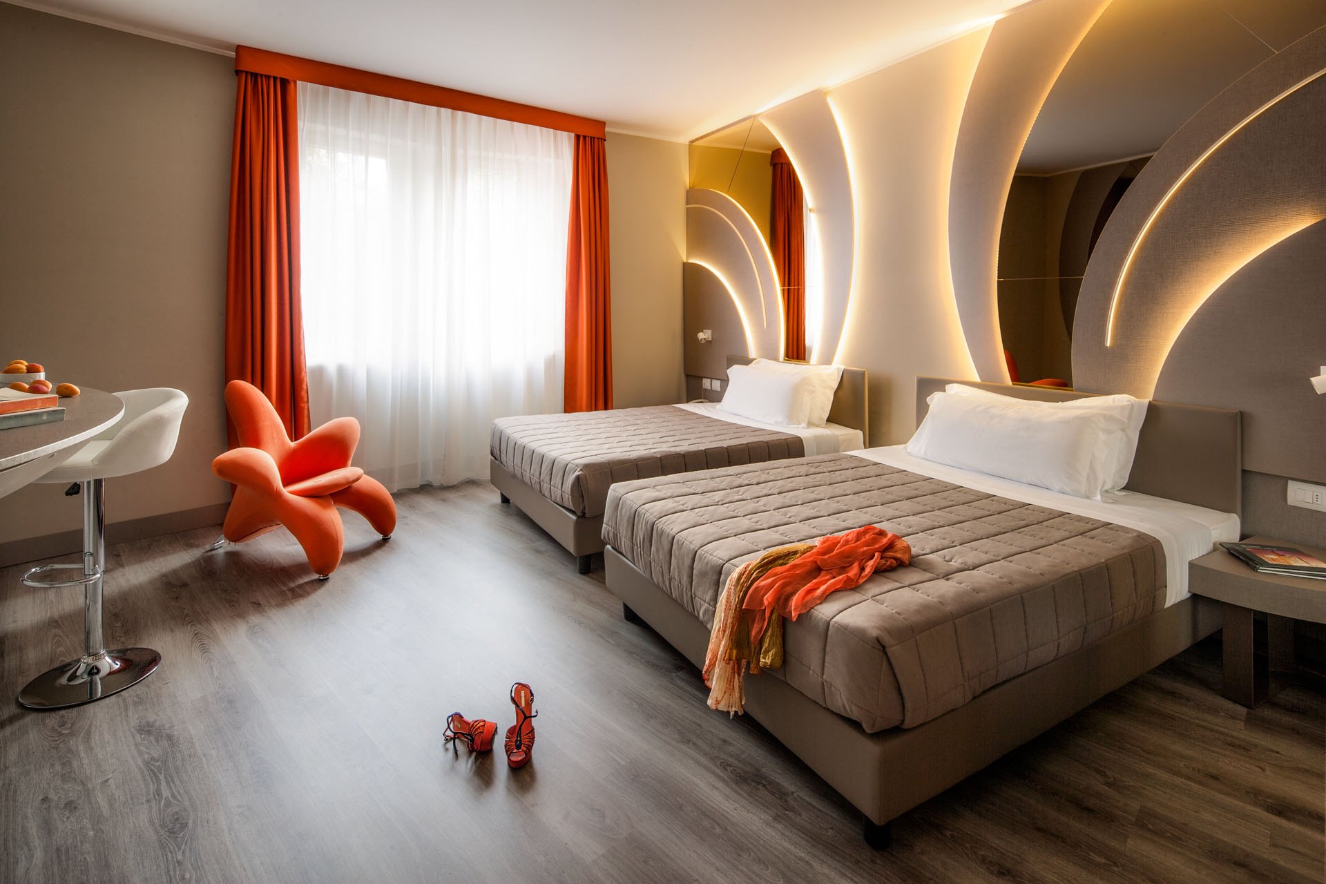 camera albergo doppia poltrona design Hotel Da Vinci di Milano 4 stelle arredo realizzato dal Gruppo Rodi