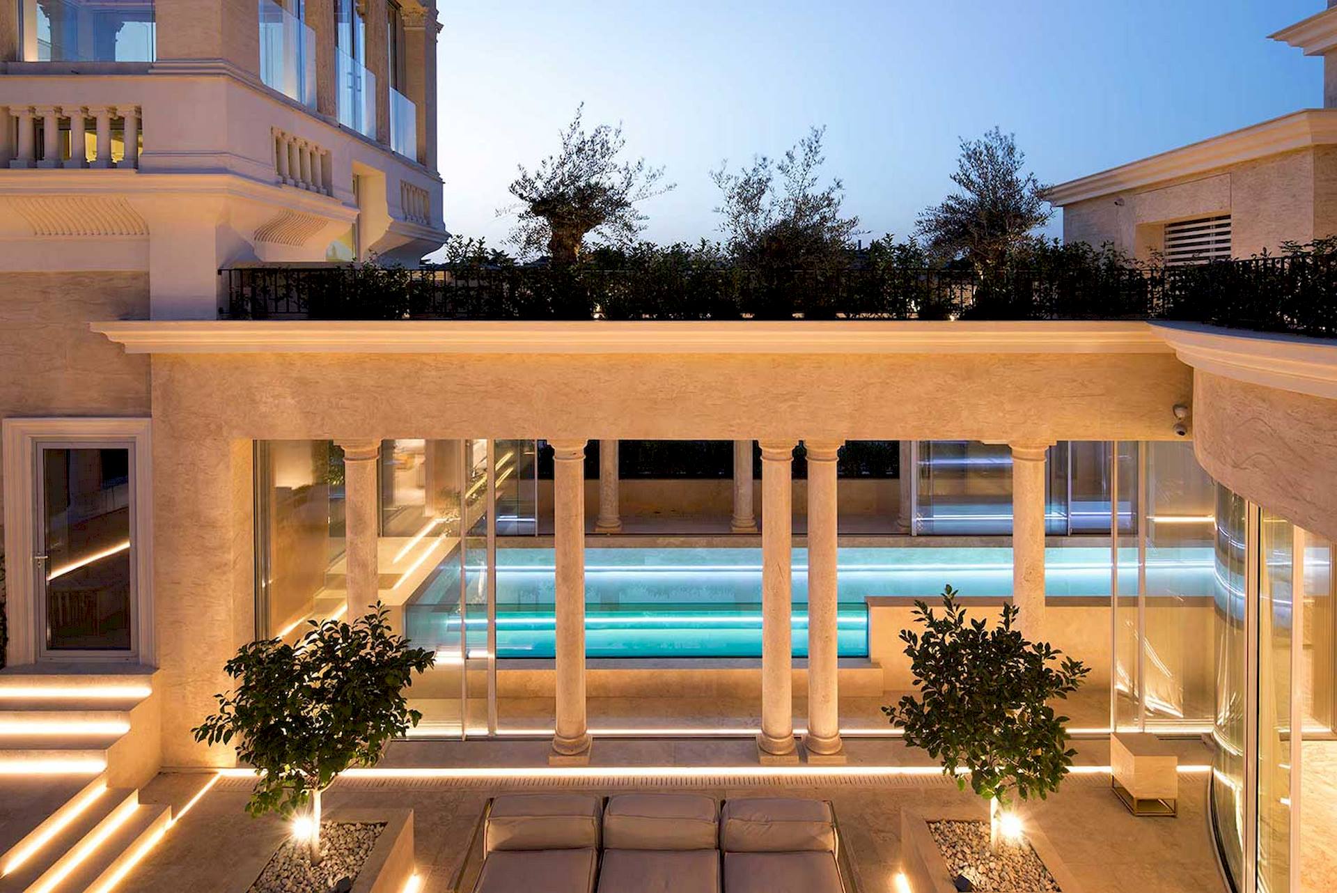 esterno piscina colonnato la villa sul palazzo attico luxury ramon estive architetto roma lavoro realizzato dal gruppo rodi 