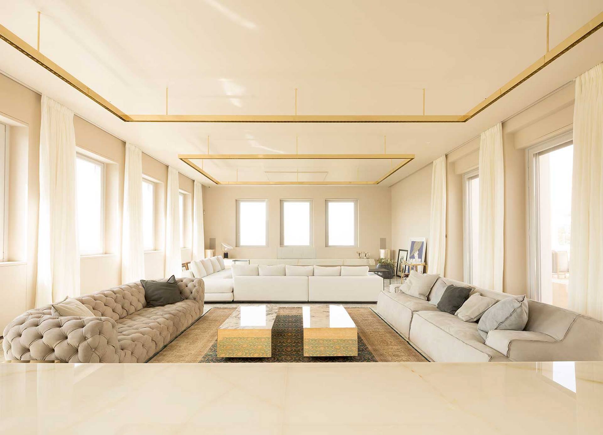 divani open space salotto mobili la villa sul palazzo attico luxury ramon estive architetto roma lavoro realizzato dal gruppo rodi 