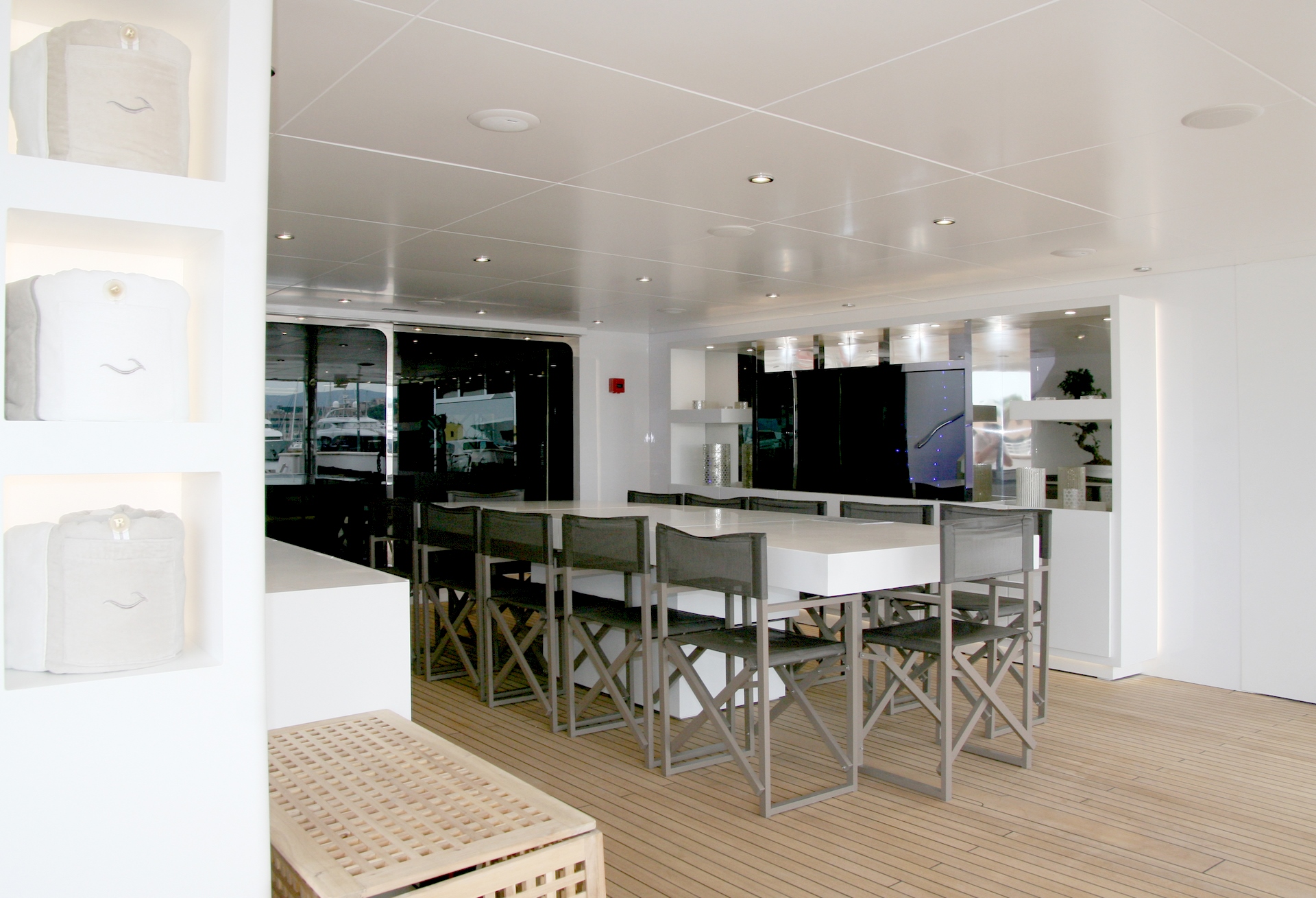 ampio tavolo cucina con sedie Beatrix luxury yacht imbarcazione lusso arredata dal Gruppo Rodi