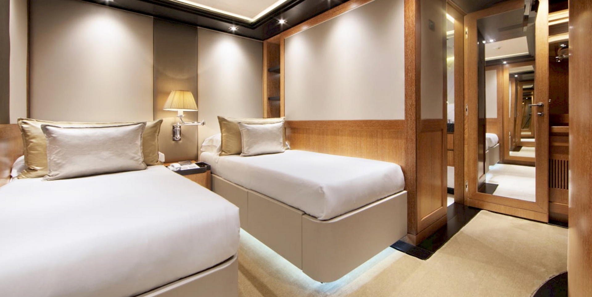 arredo camera letto tappezzeria Beatrix luxury yacht imbarcazione lusso arredata dal Gruppo Rodi