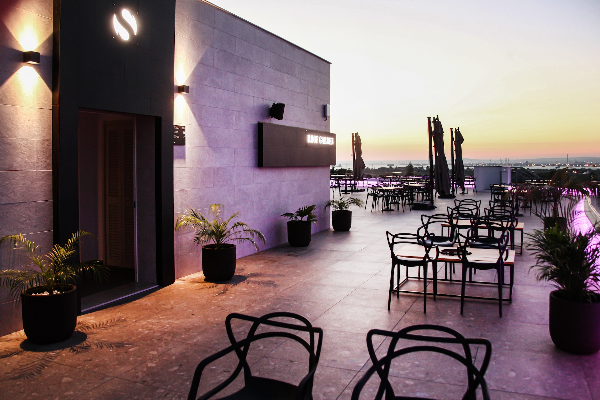 terrazza rooftop arredo di lusso contract per Hotel Salina di Taranto realizzato dal Gruppo Rodi