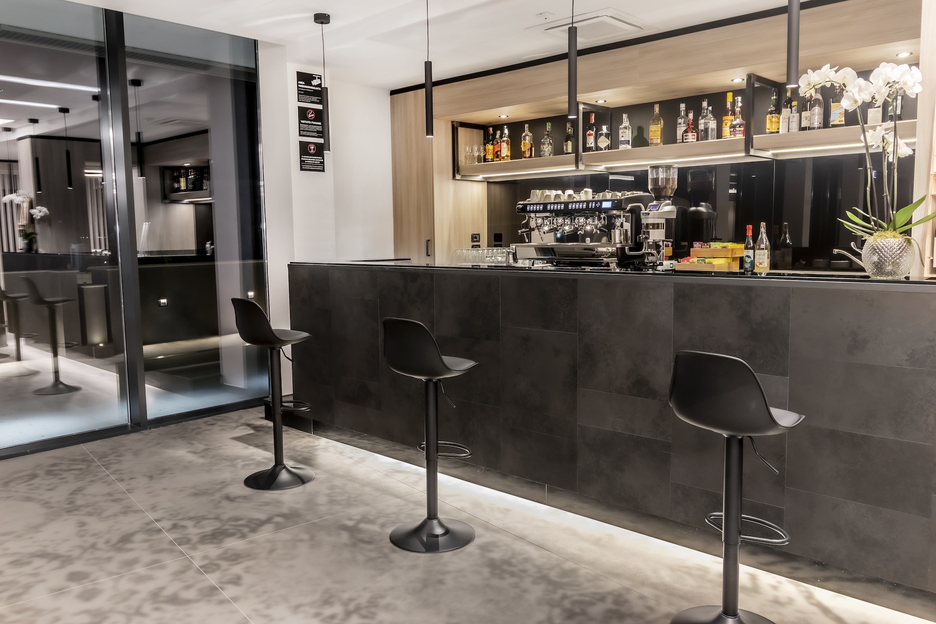 bancone bar arredo di lusso contract per Hotel Salina di Taranto realizzato dal Gruppo Rodi