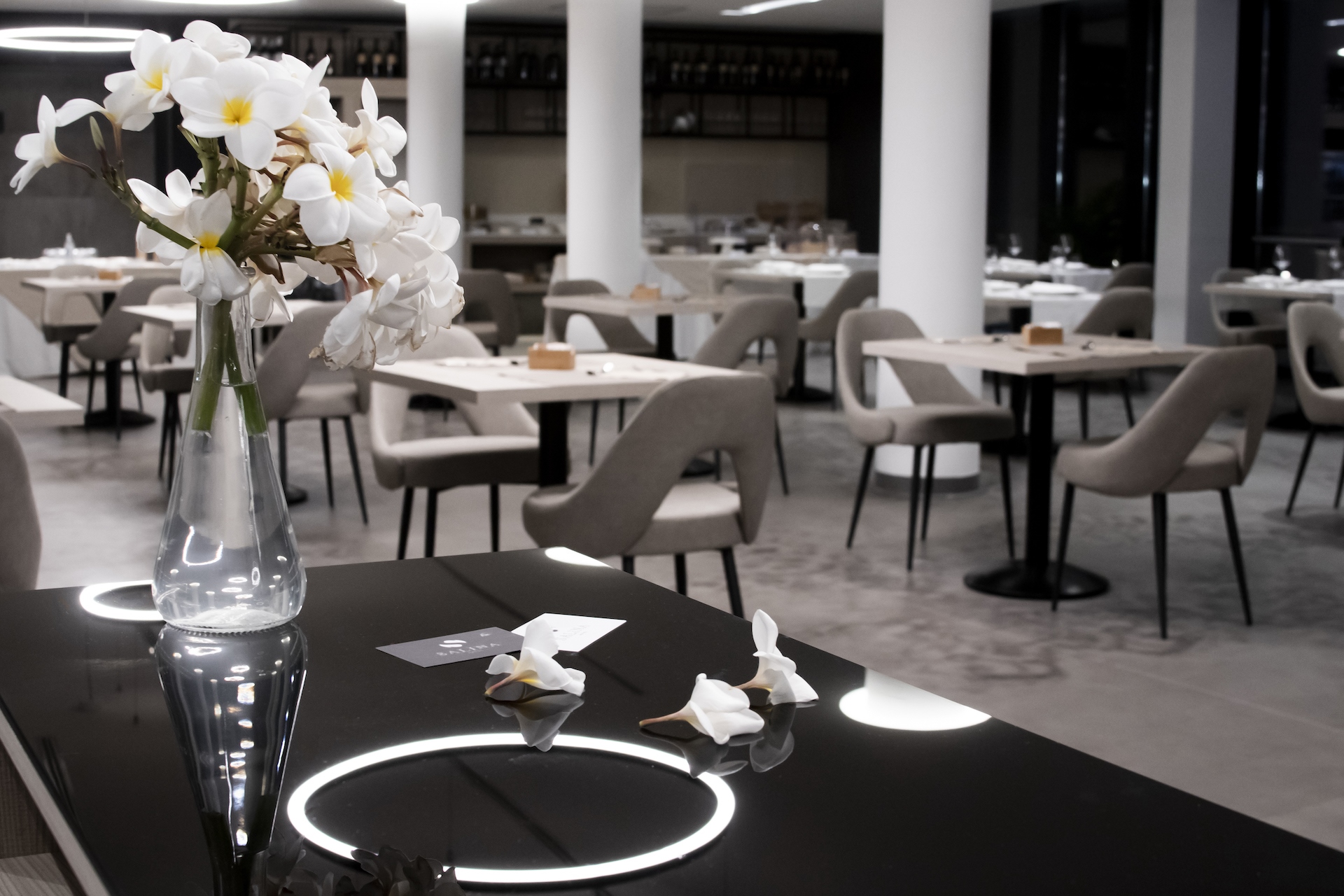 sala ristorante arredo di lusso contract per Hotel Salina di Taranto realizzato dal Gruppo Rodi