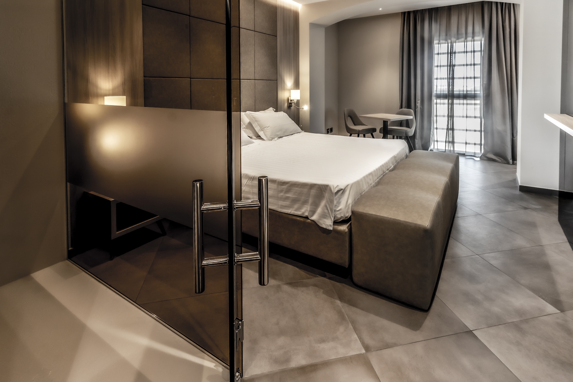 bagno vetro arredo di lusso contract per Hotel Salina di Taranto realizzato dal Gruppo Rodi