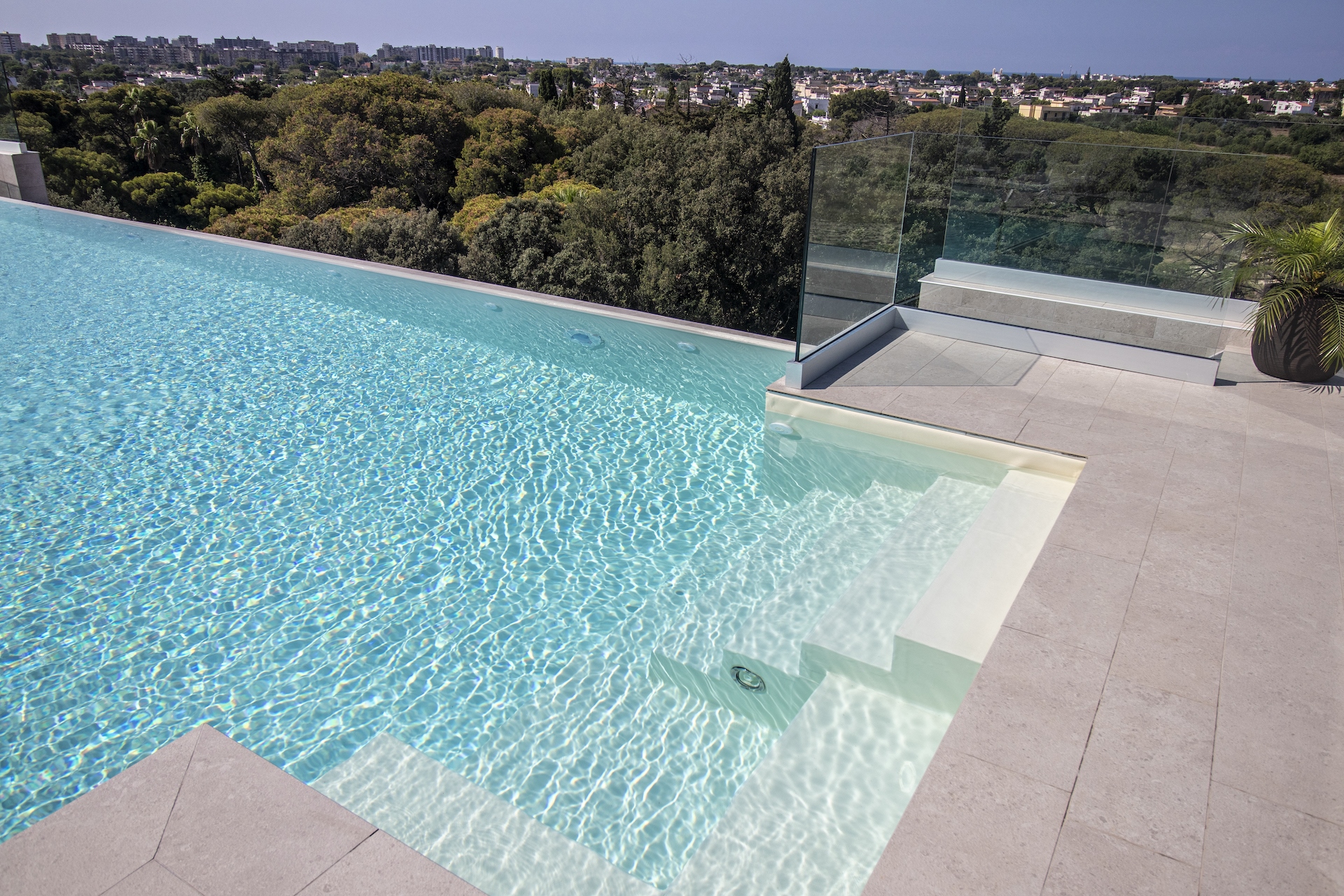 piscina terrazza arredo di lusso contract per Hotel Salina di Taranto realizzato dal Gruppo Rodi