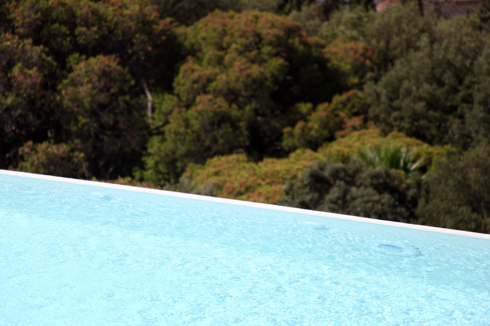 piscina a sfioro arredo di lusso contract per Hotel Salina di Taranto realizzato dal Gruppo Rodi