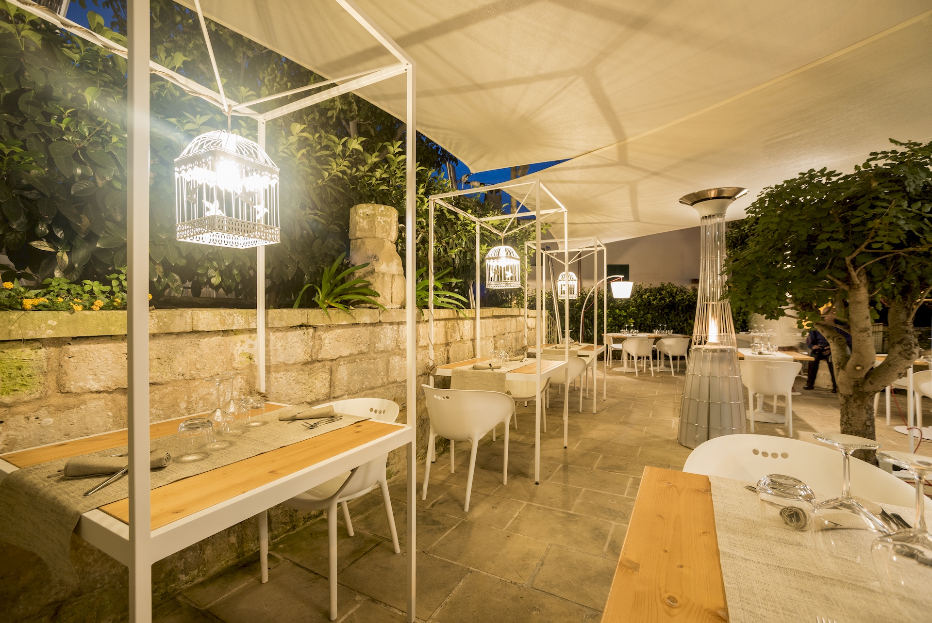 tavoli bianchi lampade luci arredo ristorante arborvitae ristorante lusso otranto realizzato da gruppo rodi 