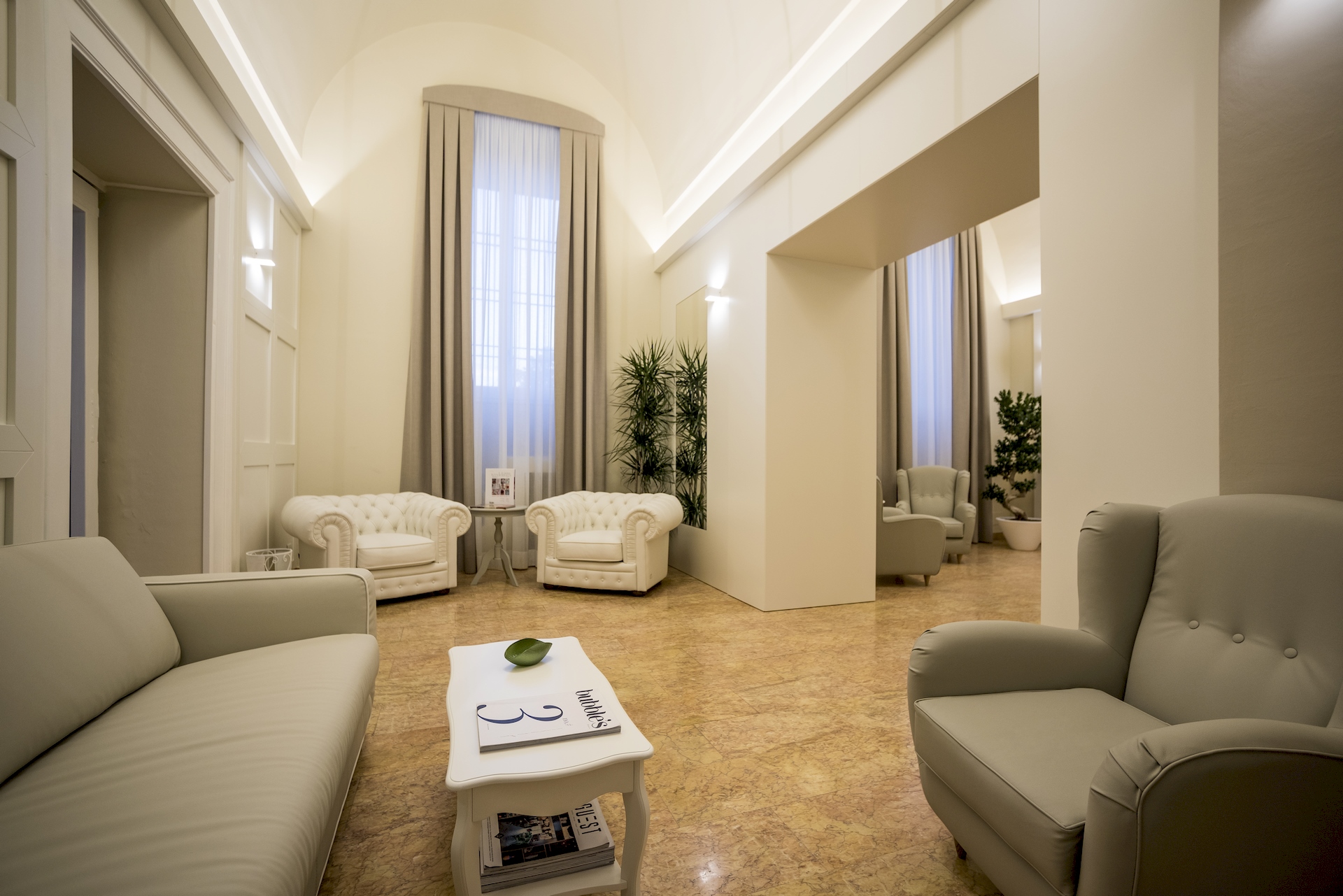 divani pelle arredo ingresso casa isabella exclusive hotel mottola taranto lavoro realizzato dal gruppo rodi  