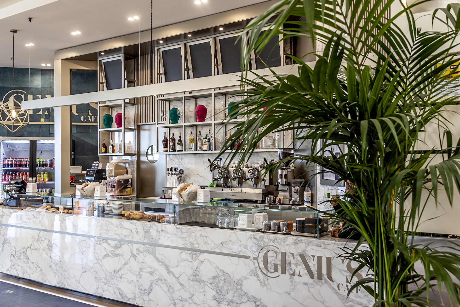 arredo bancone del Bar Genius nel centro commerciale Le Colonne di Brindisi realizzato dal Gruppo Rodi