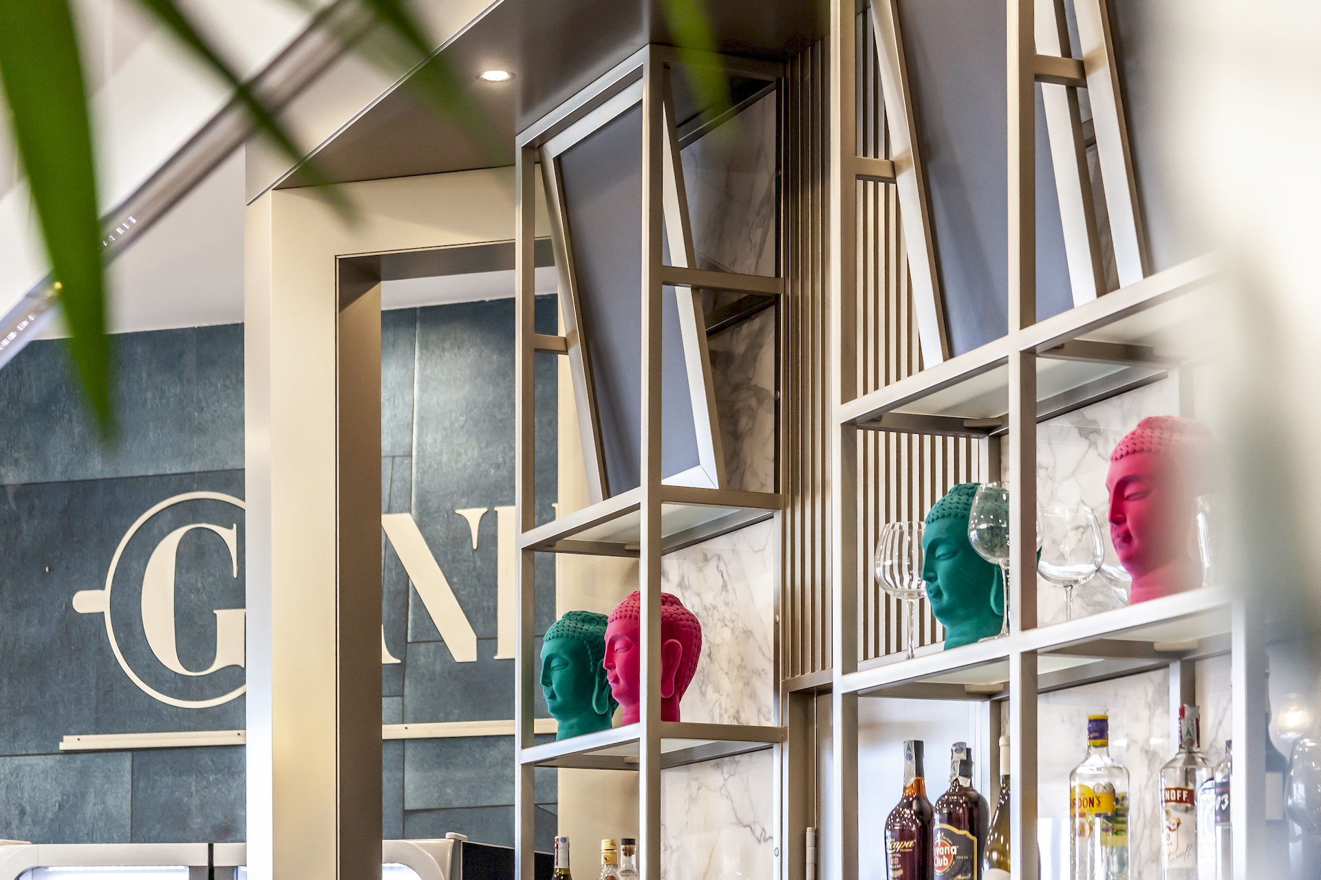 scaffali del Bar Genius nel centro commerciale Le Colonne di Brindisi realizzato dal Gruppo Rodi