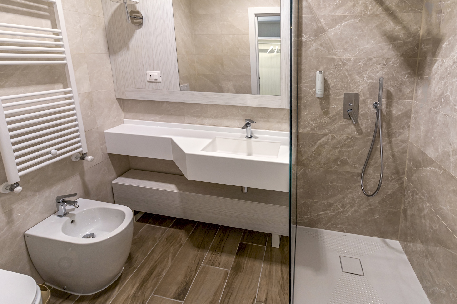 arredo bagno interni contract design su misura Hotel Adriatico Tricarico Lecce Salento Puglia