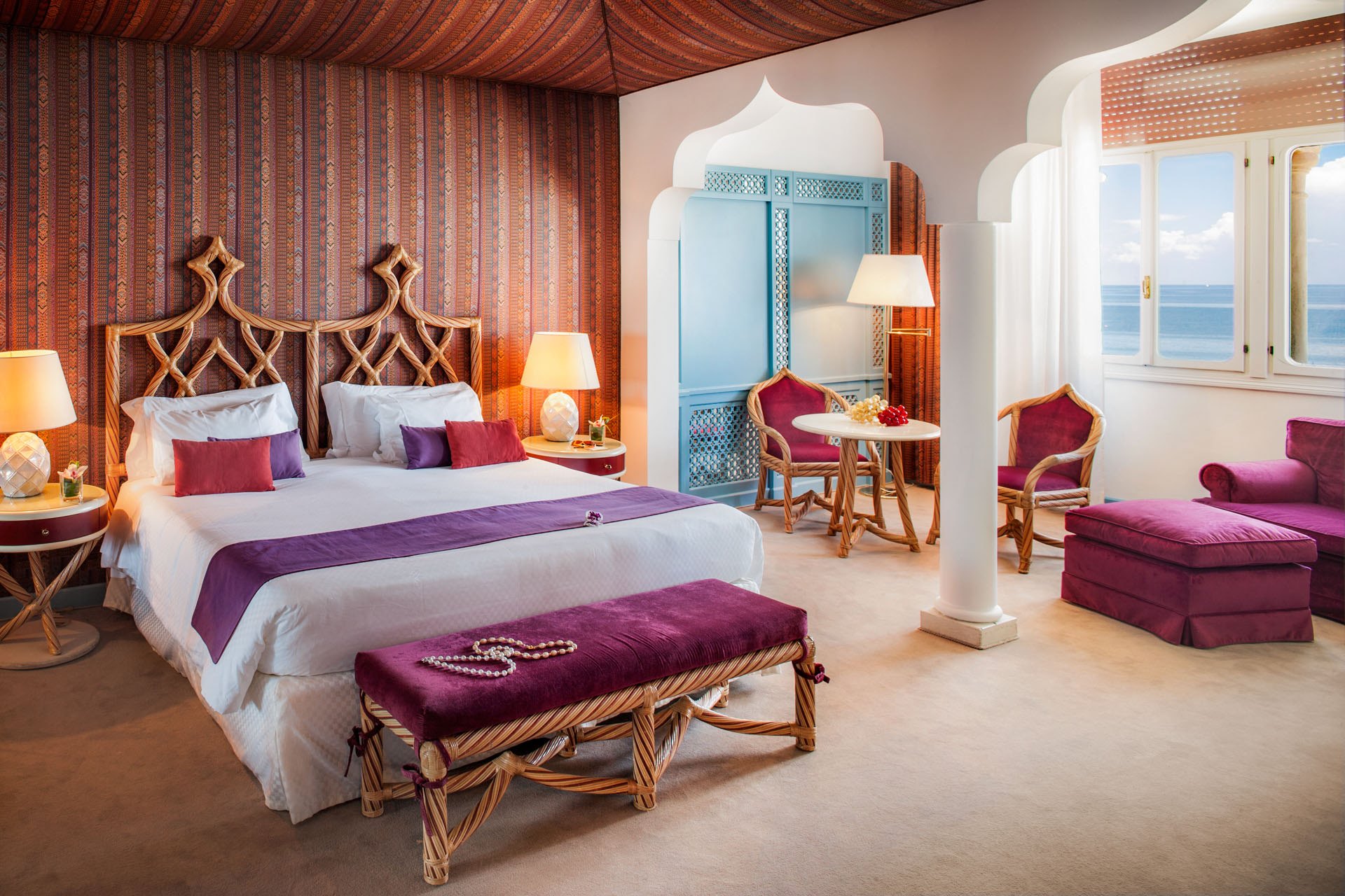 camera dal design inconfondibile arredi lusso colorati hotel excelsior venezia lido cinque stelle lusso resort arredi realizzati dal gruppo rodi 
