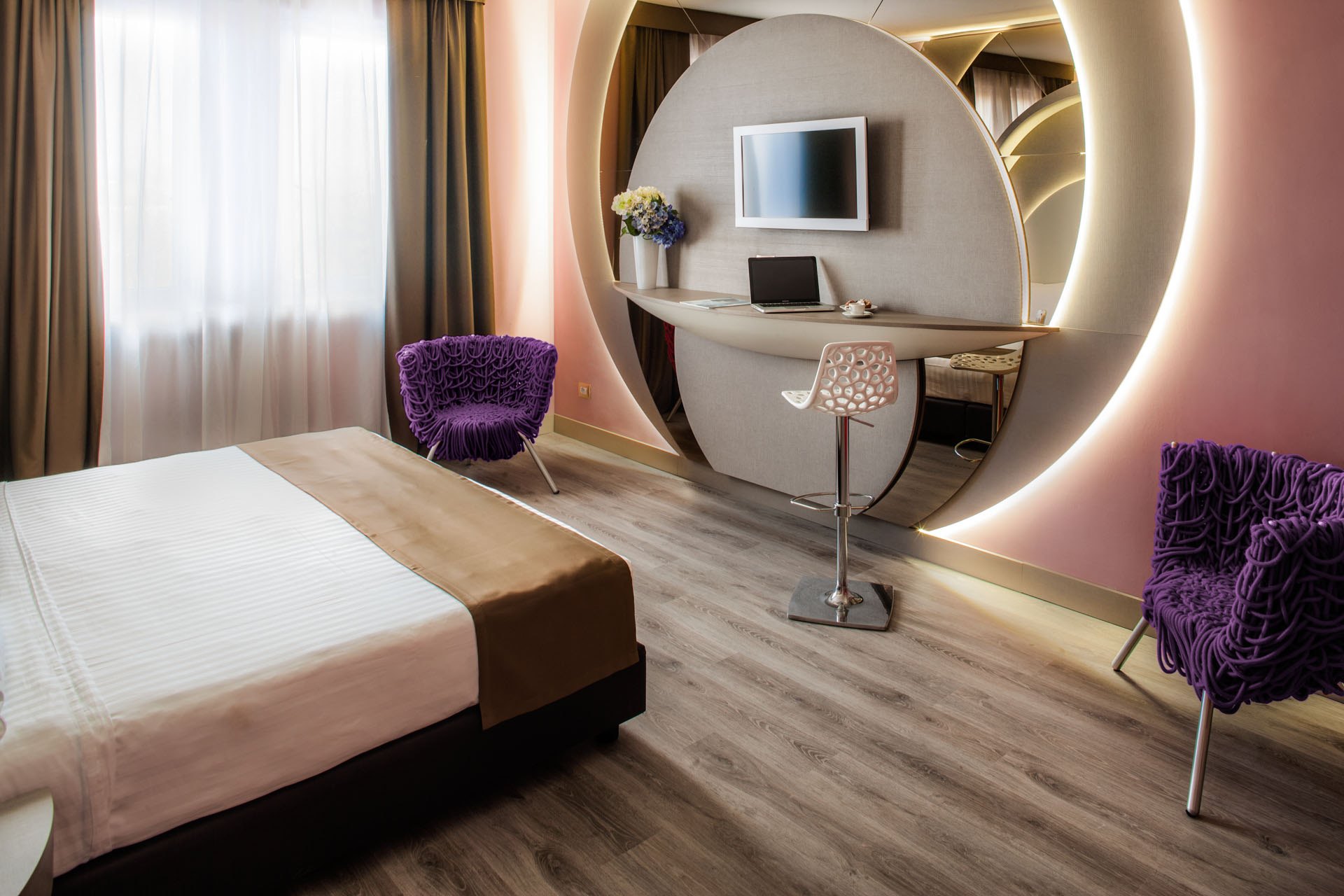 specchio con scrivania e tendaggi lusso colorati camera albergo Hotel Da Vinci di Milano 4 stelle arredo realizzato dal Gruppo Rodi