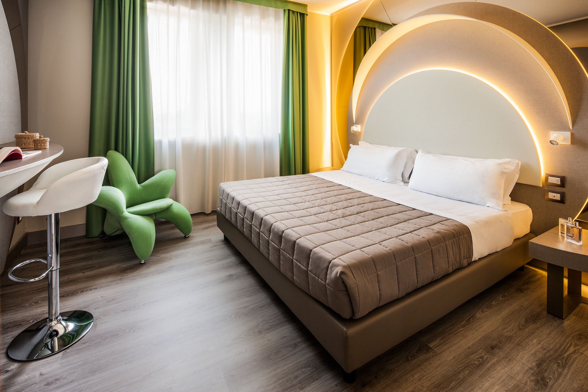 letto matrimoniale camera albergo Hotel Da Vinci di Milano 4 stelle arredo realizzato dal Gruppo Rodi