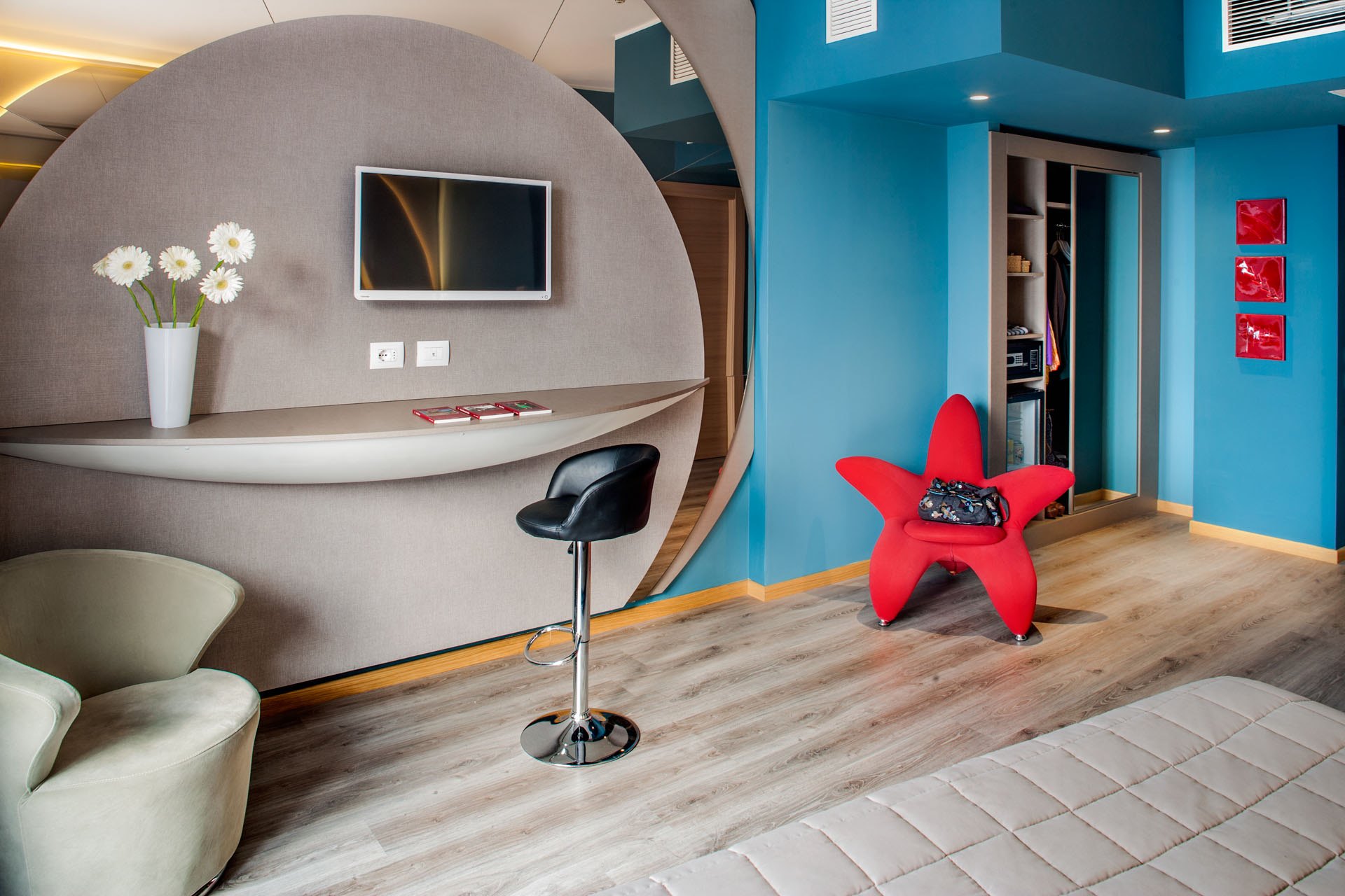 poltrona tessuto colorato di lusso e sedia di pelle dettagli camera Hotel Da Vinci di Milano 4 stelle arredo realizzato dal Gruppo Rodi