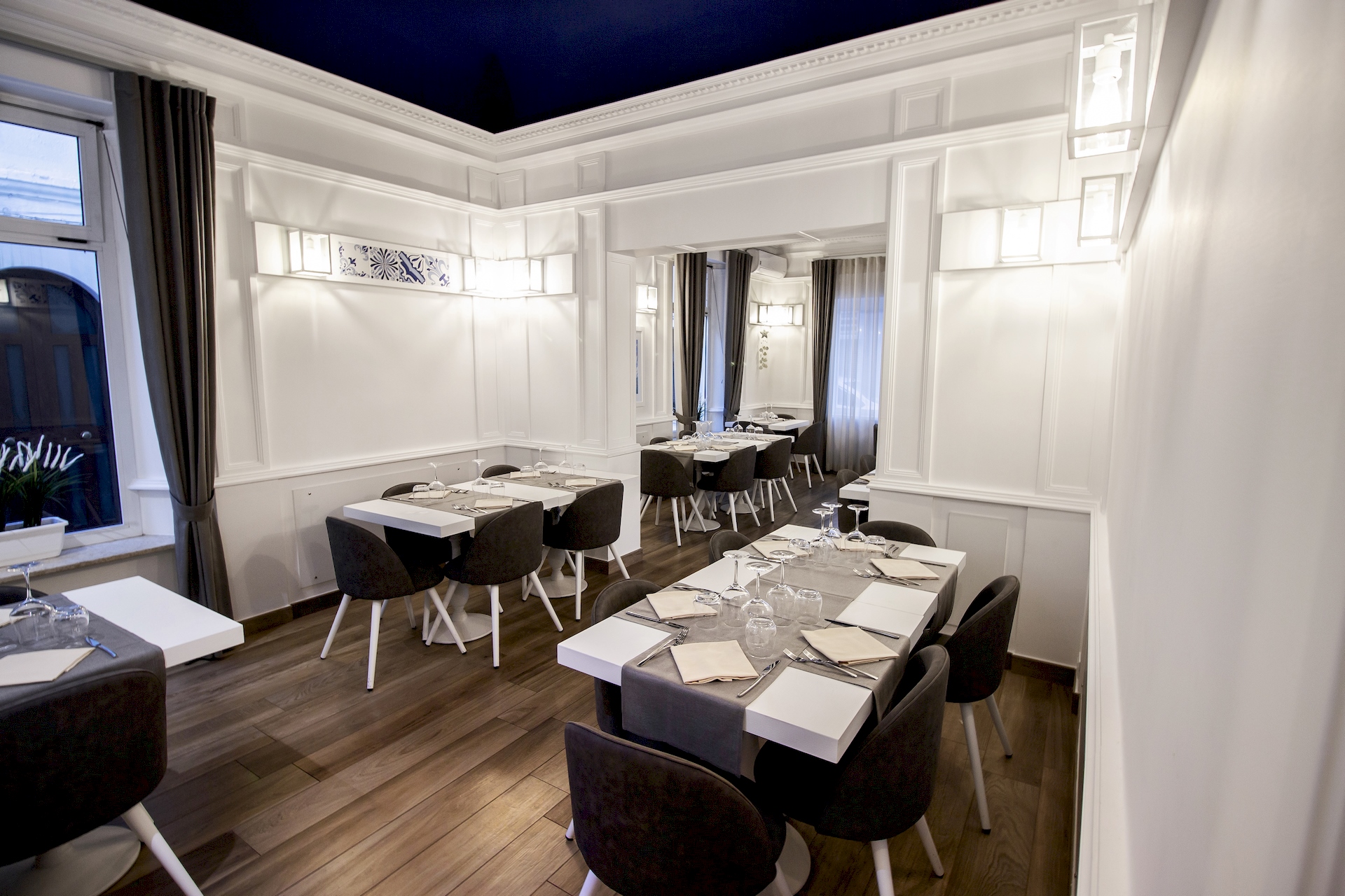 arredo sala tavoli su misura di design ristorante La Plancia Giulianova Teramo