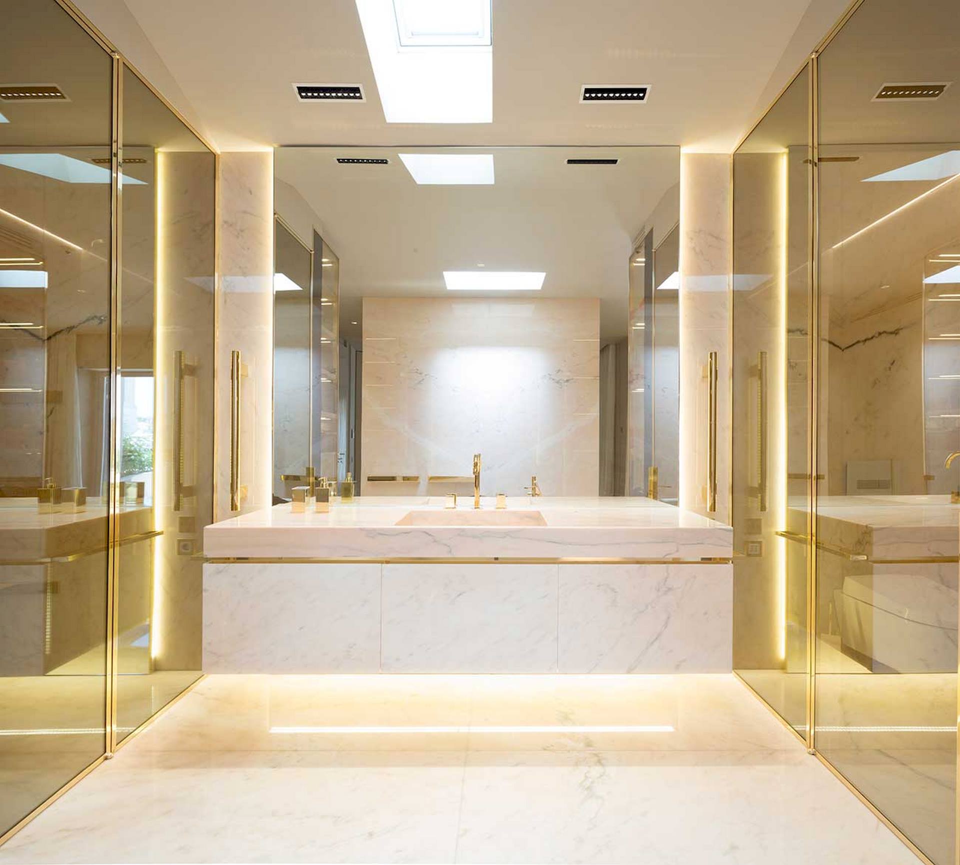 bagno vasca marmo colonne arredo lusso la villa sul palazzo attico luxury ramon estive architetto roma lavoro realizzato dal gruppo rodi 