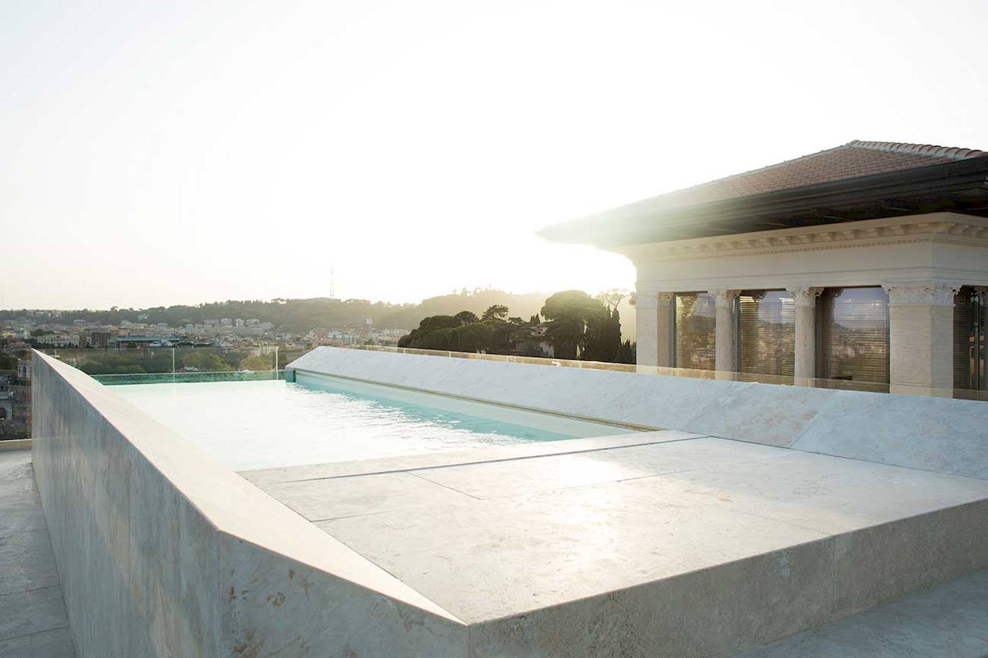 piscina sul tetto rooftop vista su roma la villa sul palazzo attico luxury ramon estive architetto roma lavoro realizzato dal gruppo rodi 