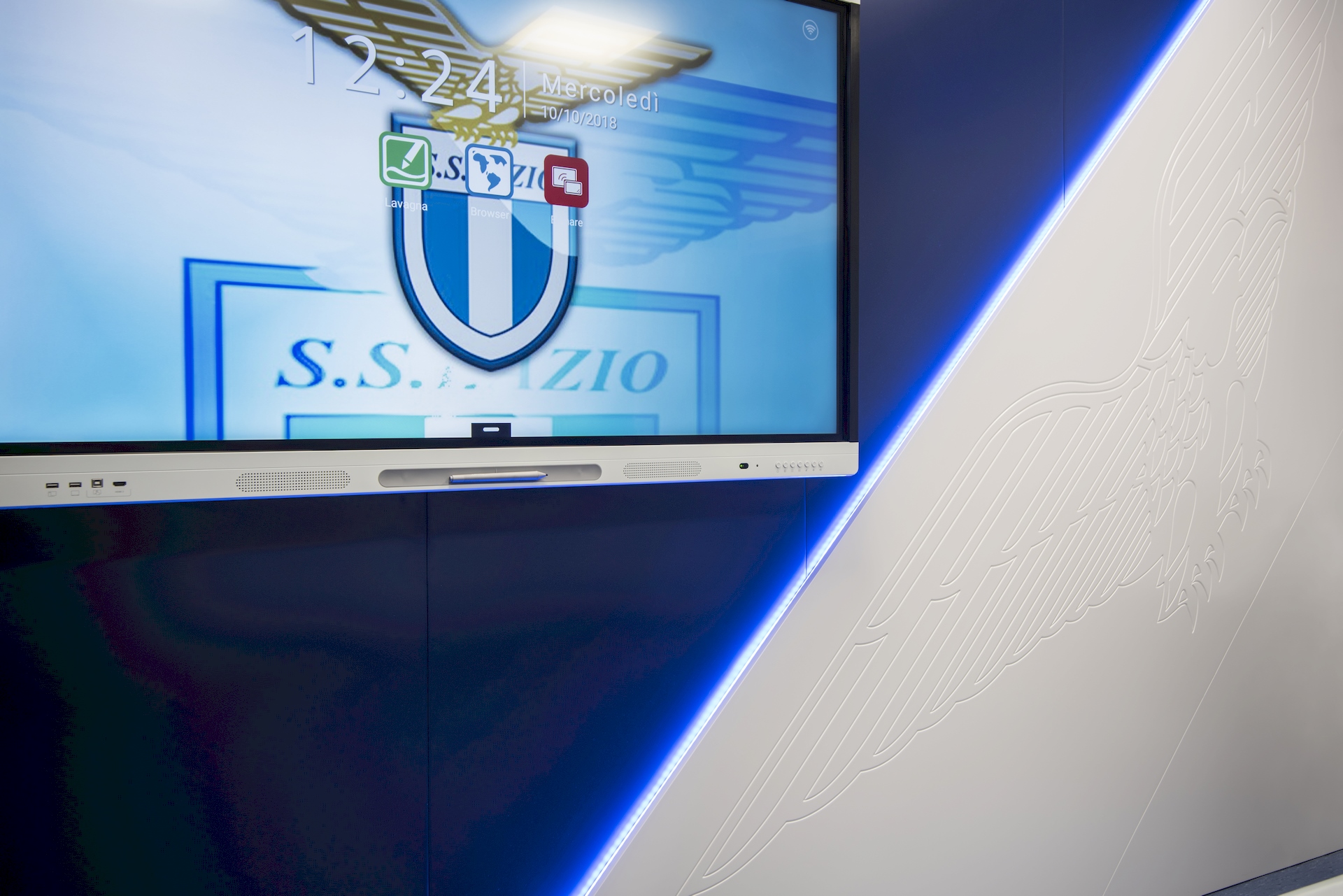 schermo tv parete incisione logo centro sportivo formello sslazio società calcio lazio uffici palestra spogliatoi aree realizzate dal gruppo rodi 