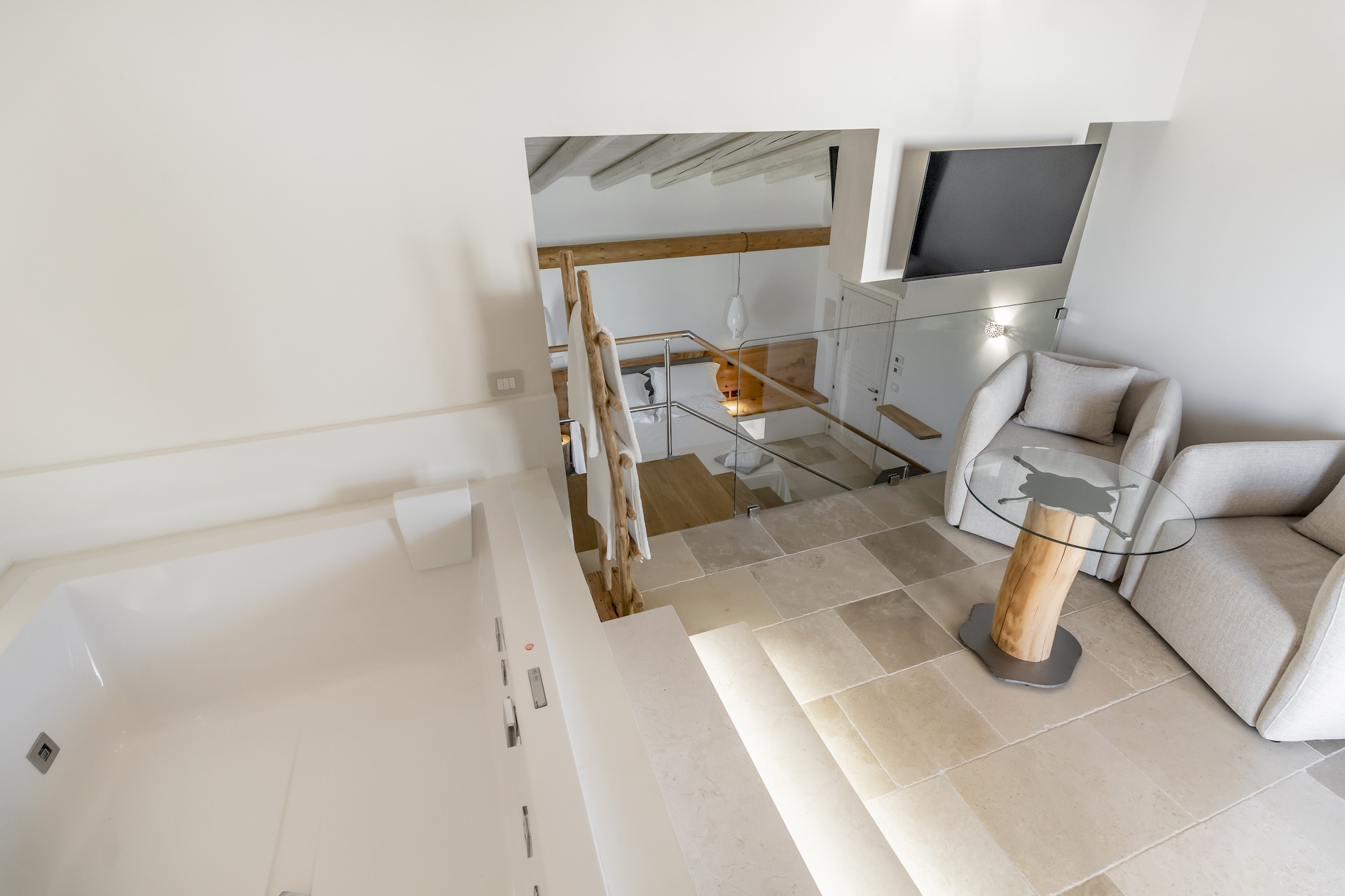 arredo camera suite di lusso contract Masseria Longa di Otranto a Lecce realizzato dal Gruppo Rodi