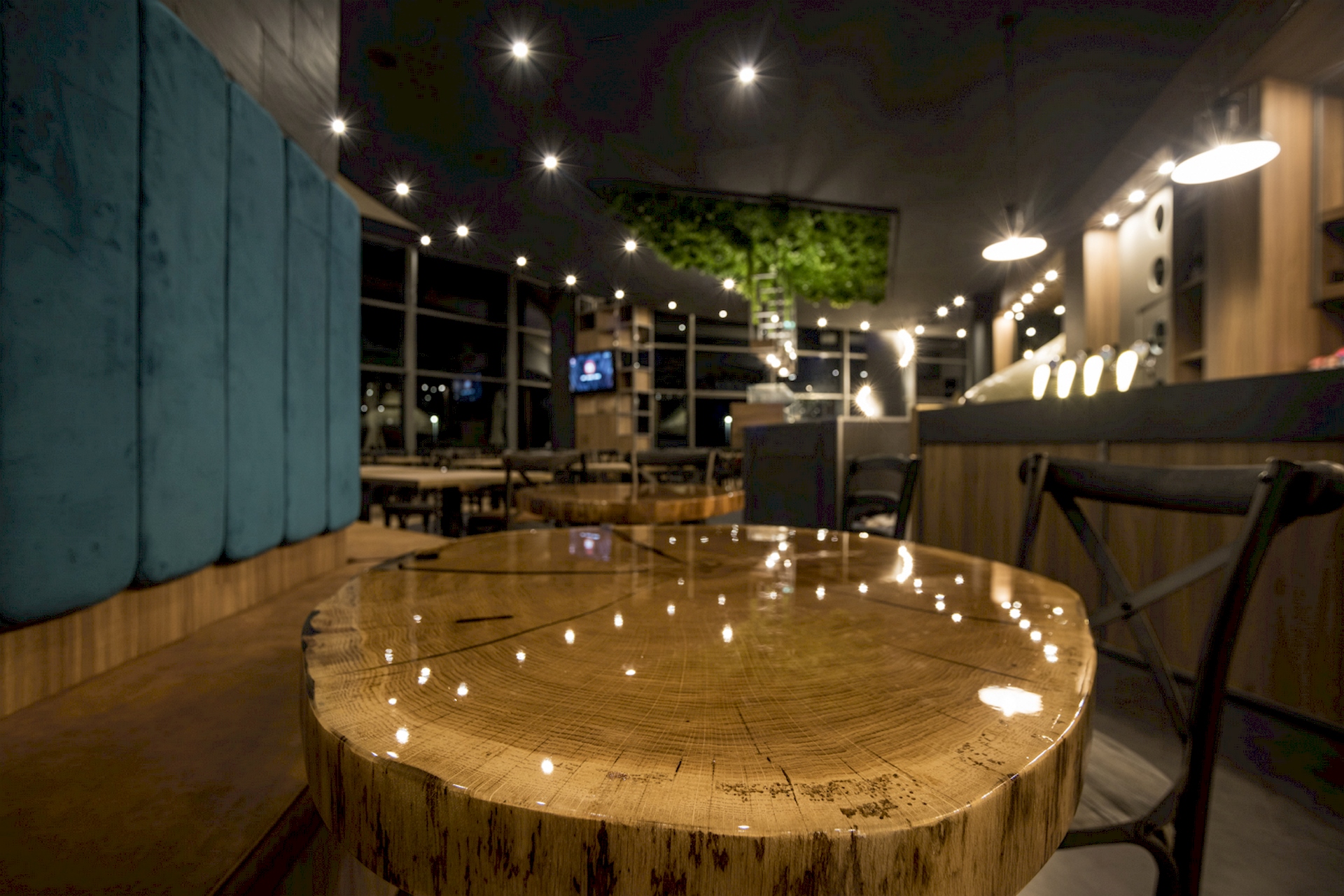 tavolo-legno-resina-mediterraneo-ristorante-teramo-centro-commerciale-gran-sasso-lavoro-realizzato-dal-gruppo-rodi-arredo-contract
