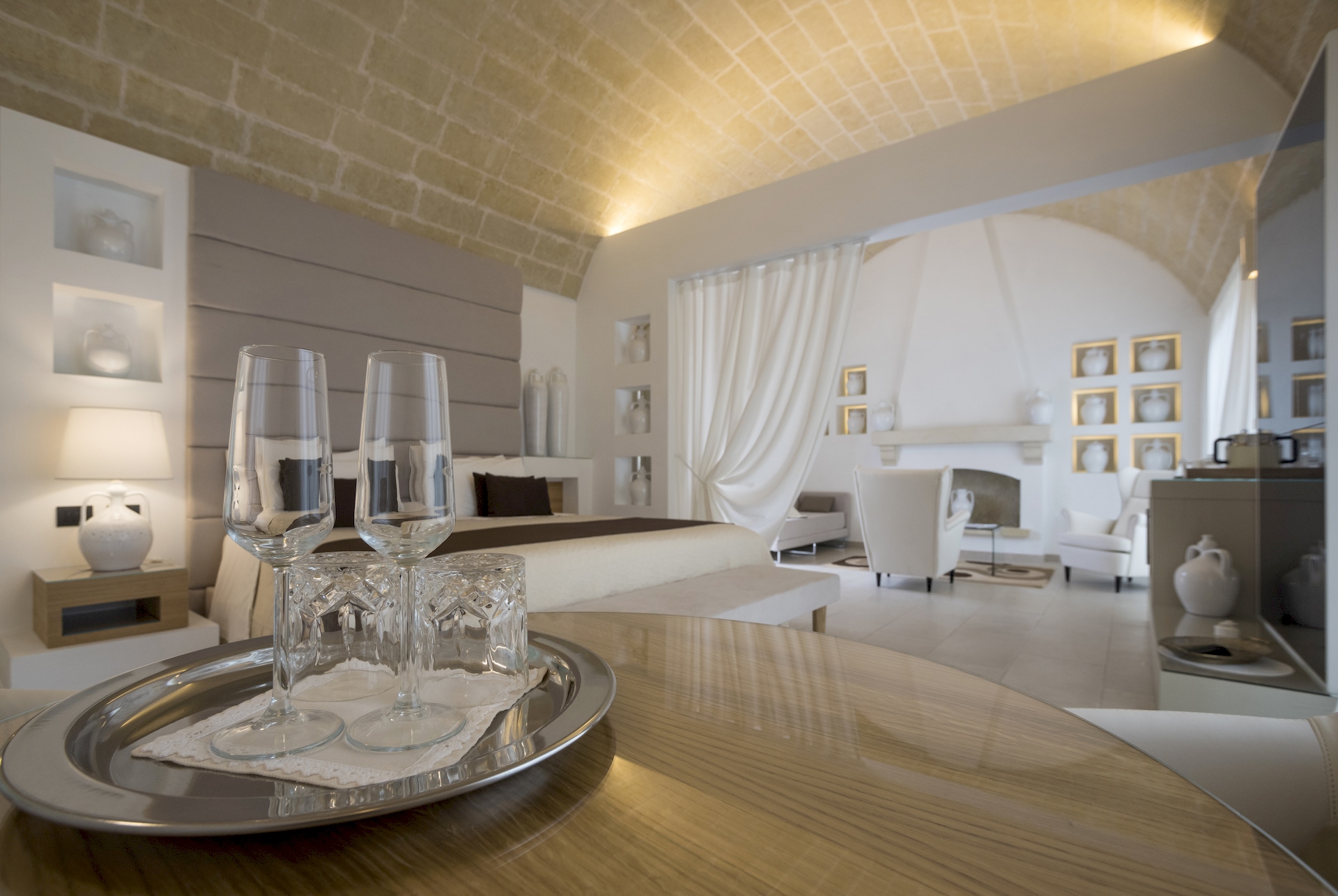 camera matrimoniale lusso bicchieri di cristallo masseria muntibianchi agriresort otranto puglia lavoro realizzato dal gruppo rodi