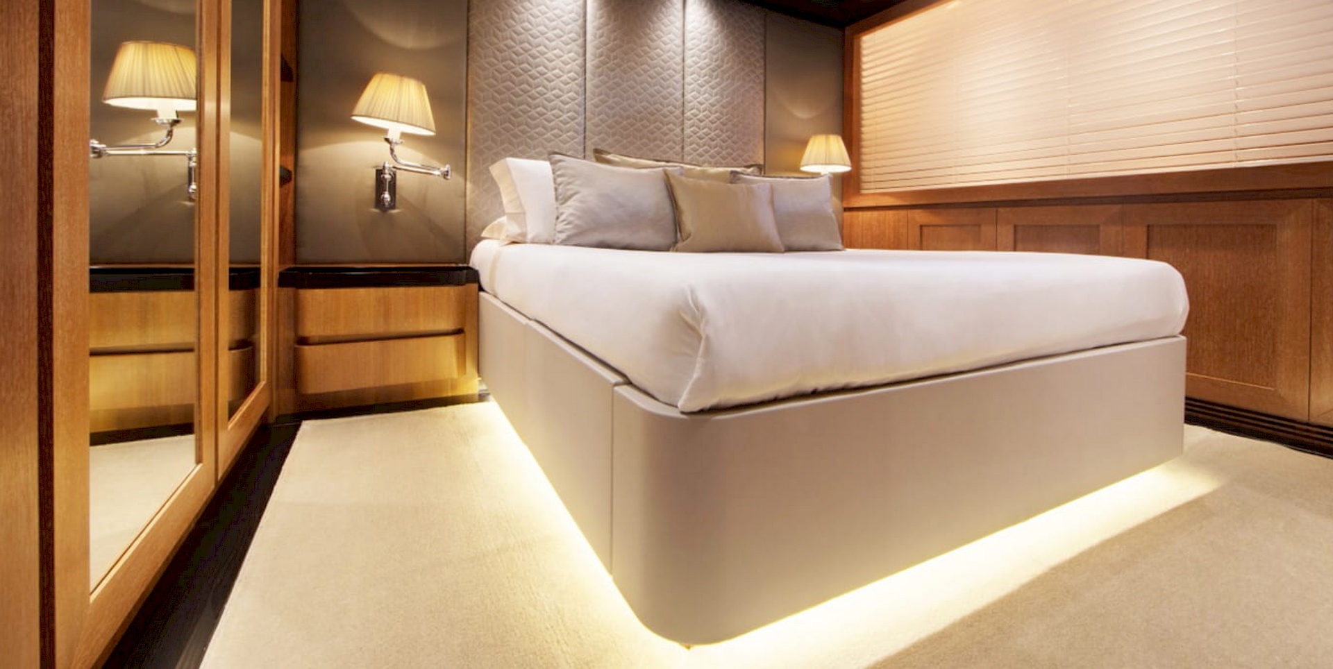 camera da letto lusso beatrix luxury yacht imbarcazione lusso arredata dal gruppo rodi