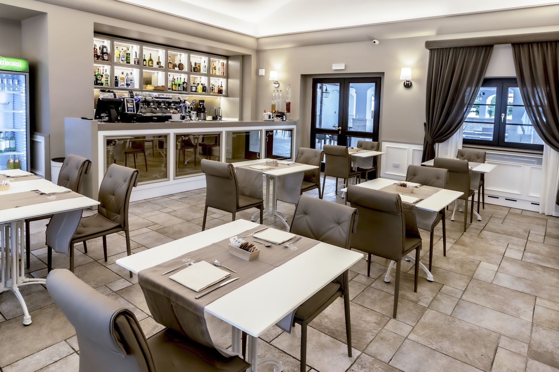 arredi bar contract interni Hotel Parco delle Querce Crispiano in Puglia