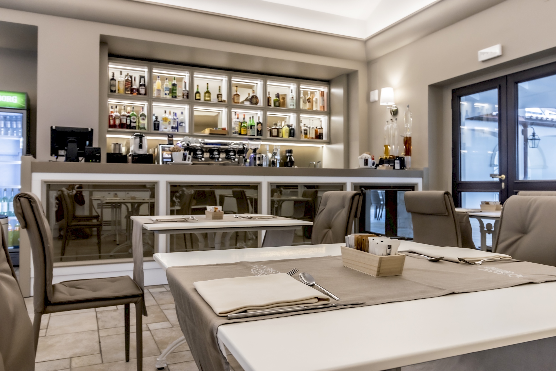 arredi bar contract interni Hotel Parco delle Querce Crispiano in Puglia