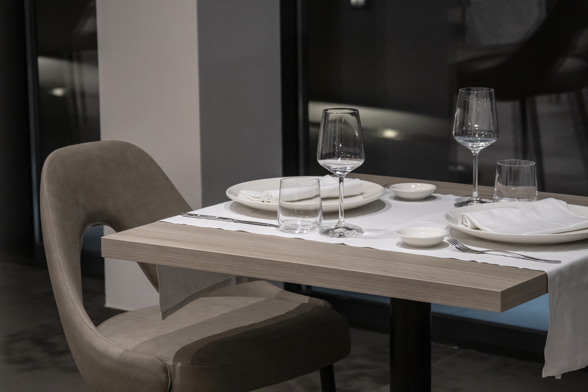 sedie arredo di lusso contract per Hotel Salina di Taranto realizzato dal Gruppo Rodi