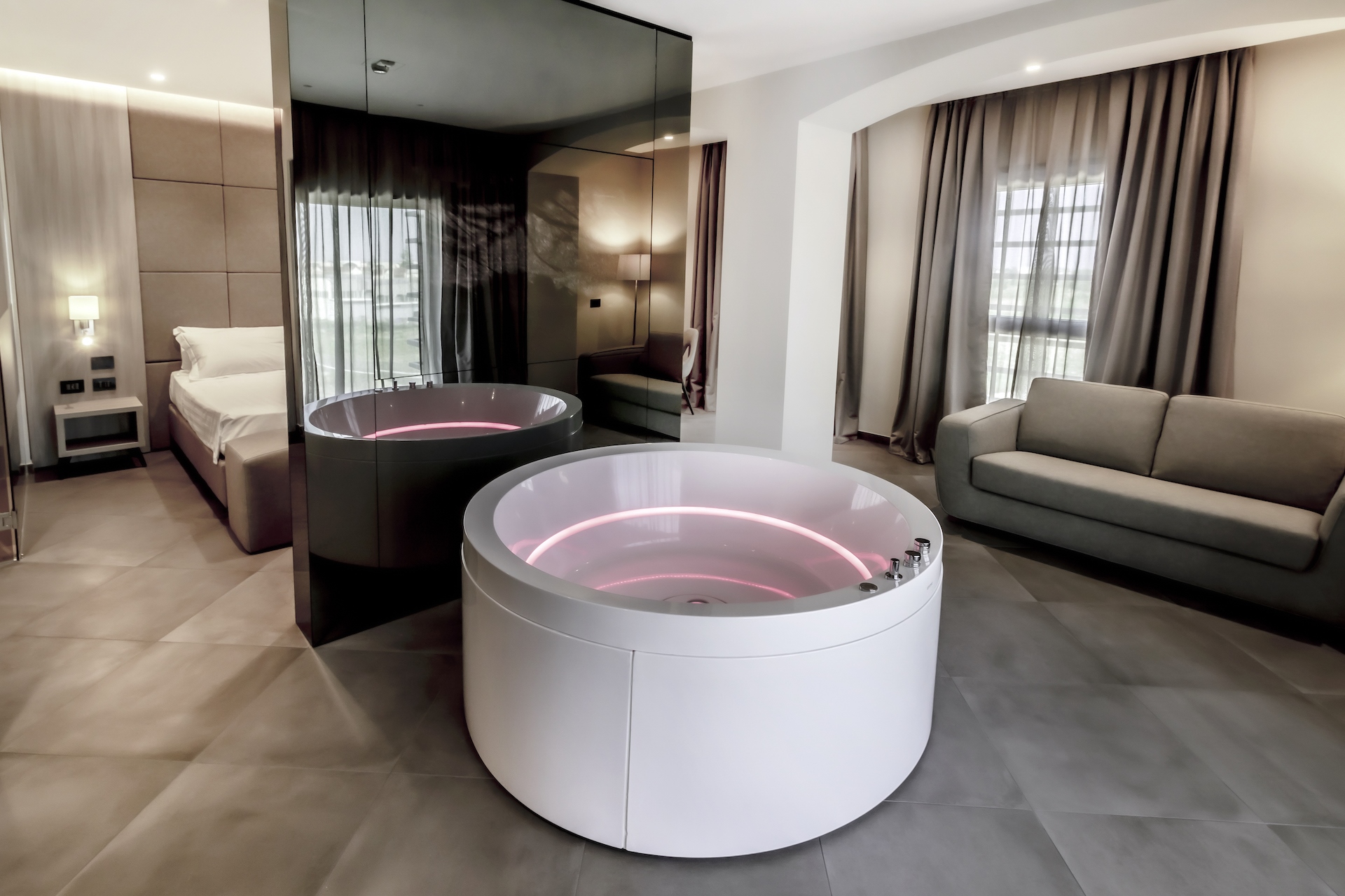 vasca idromassaggio arredo di lusso contract per Hotel Salina di Taranto realizzato dal Gruppo Rodi