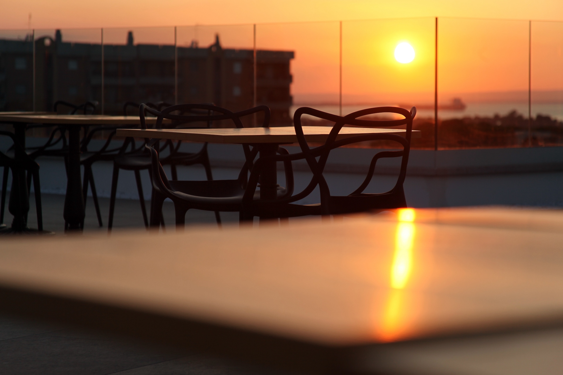 tavoli e sedie rooftop arredo di lusso contract per Hotel Salina di Taranto realizzato dal Gruppo Rodi